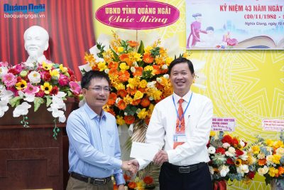 Phó Chủ tịch UBND tỉnh Quảng Ngãi “Nguyễn Ngọc Sâm” đến thăm, chúc mừng thầy, cô giáo của Trường Tiểu học Nghĩa Kỳ Bắc, xã Nghĩa Giang.