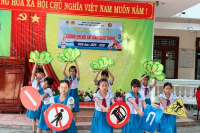 SINH HOẠT CHUYÊN ĐỀ: “CHÚNG EM VỚI AN TOÀN GIAO THÔNG”