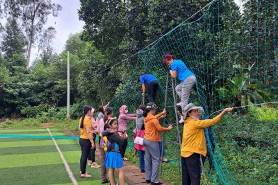 CBNV Trường Kỳ Bắc lao động kéo lưới sân bóng đá mini